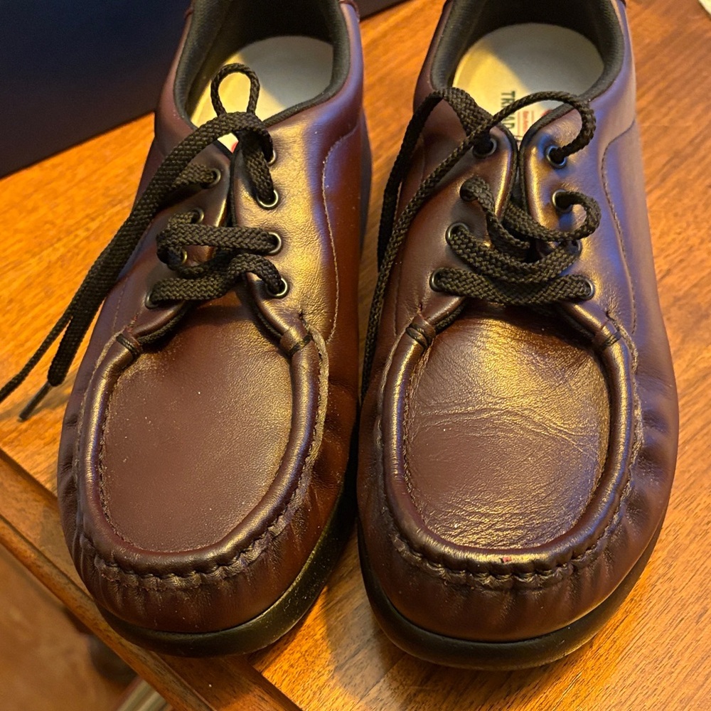 Women’s Leather Lace-Up Shoes